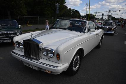 Москва. Автомобиль Rolls-Royce Corniche, представленный на городском фестивале `Ретрорейс` на Воробьевых горах.