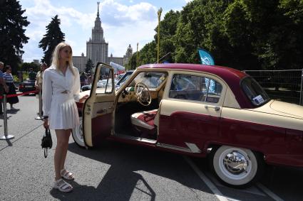 Москва. Автомобили, представленные на городском фестивале `Ретрорейс` на Воробьевых горах.