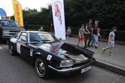 Москва. Автомобиль Jaguar XJS v12 Cabriolet, представленный на городском фестивале `Ретрорейс` на Воробьевых горах.