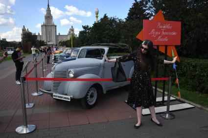 Москва. Автомобили, представленные на городском фестивале `Ретрорейс` на Воробьевых горах.