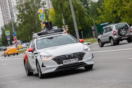 Москва. Тестирование беспилотного такси `Яндекс` в Ясенево.