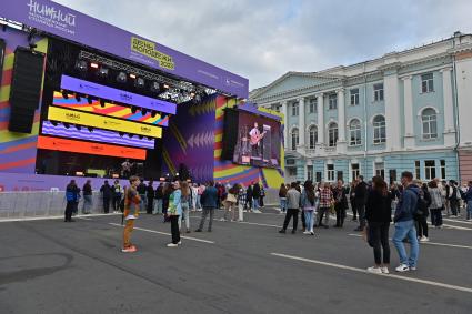 Нижний Новгород.   Зрители перед началом концерта   во время  Дня  Молодежи.