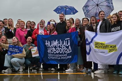 Нижний Новгород. Встреча в аэропорту участников спецпроекта `Полёт знаний `Объединяя столицы`, прибывших на праздник дня Молодежи.