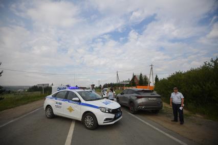 Свердловская область. Автомобиль ДПС перекрывший дорогу в сел Шайдуриха, в котором огнем было уничтожено 40 построек и погиб 1 человек