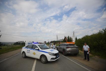 Свердловская область. Автомобиль ДПС перекрывший дорогу  в сел Шайдуриха, в котором огнем было уничтожено 40 построек и погиб 1 человек