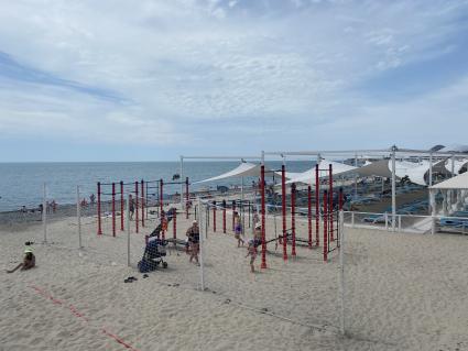 Сочи. Спортивная площадка на пляже Черноморского побережья.