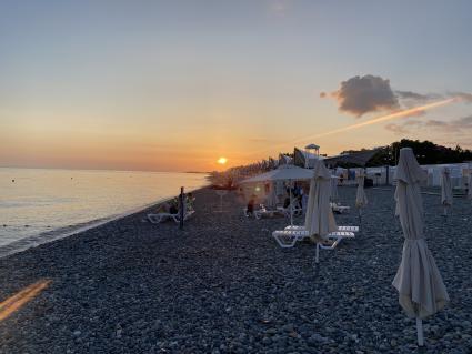 Сочи. Во время заката на пляже Черноморского побережья.