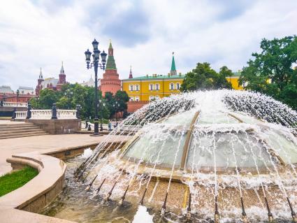 Москва. Фонтан на Манежной площади.