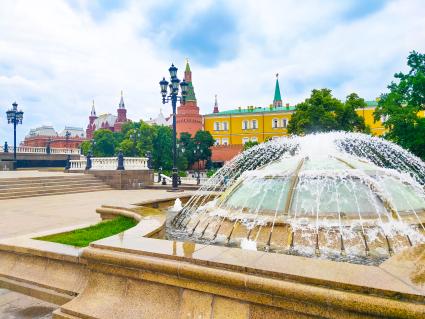 Москва. Фонтан на Манежной площади.