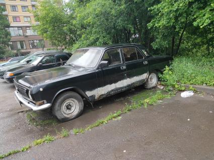 Москва. Бесхозный автомобиль во дворе.