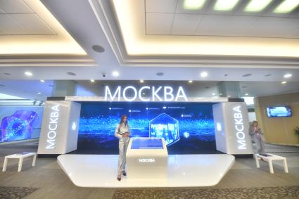 Москва. На площадке проведения форума будущих технологий `Вычисления и связь. Квантовый мир`.