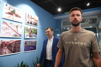 Москва. Главный тренер московского ЦСКА Сергей Федоров и вратарь ЦСКА Иван Федотов (слева направо) в редакции `Комсомольская правда`.