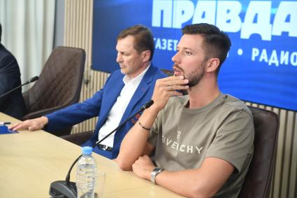 Москва. Главный тренер московского ЦСКА Сергей Федоров и вратарь ЦСКА Иван Федотов (слева направо ) в редакции `Комсомольская правда`.