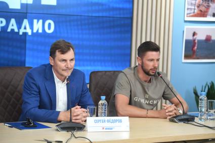 Москва. Главный тренер московского ЦСКА Сергей Федоров и вратарь ЦСКА Иван Федотов (слева направо) в редакции `Комсомольская правда`.