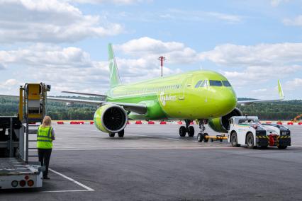 Красноярск. Самолет авиакомпании S7 Airlines A320 в международном аэропорту Красноярск имени Дмитрия Хворостовского.