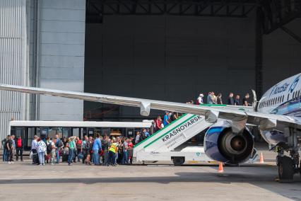 Красноярск. Самолет Boeing 737-800 авиакомпании NordStar в международном аэропорту Красноярск имени Дмитрия Хворостовского.