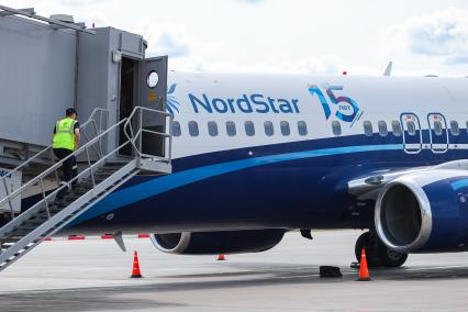 Красноярск. Самолет Boeing 737-800 авиакомпании NordStar в международном аэропорту Красноярск имени Дмитрия Хворостовского.