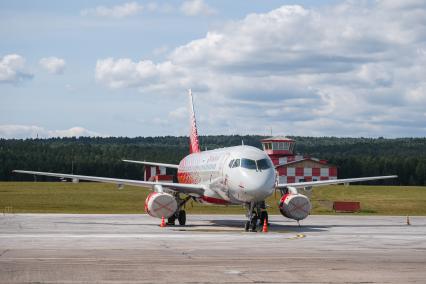 Красноярск. Самолет Boeing-737 -800 авиакомпании `Россия` в международном аэропорту Красноярск имени Дмитрия Хворостовского.