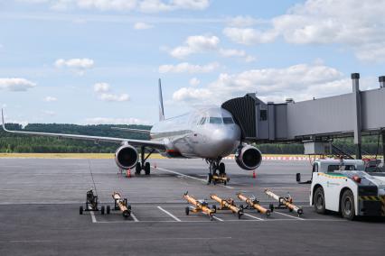 Красноярск. Самолет Boeing 737-800 авиакомпании `Аэрофлот` в международном аэропорту Красноярск имени Дмитрия Хворостовского.