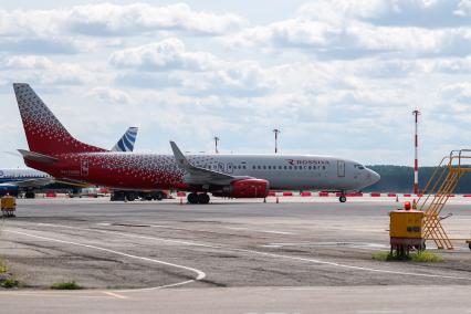 Красноярск. Самолет Boeing-737 -800 авиакомпании `Россия` в международном аэропорту Красноярск имени Дмитрия Хворостовского.