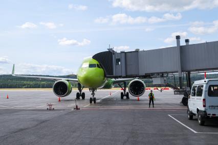 Красноярск. Самолет авиакомпании S7 Airlines A320 в международном аэропорту Красноярск имени Дмитрия Хворостовского.