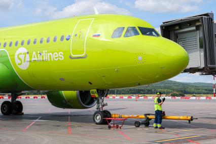 Красноярск. Самолет авиакомпании S7 Airlines A320 в международном аэропорту Красноярск имени Дмитрия Хворостовского.