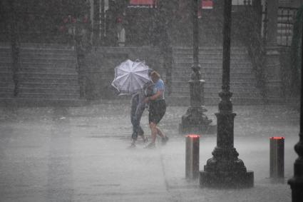 Москва.   Прохожие на Никольской улице под дождем.