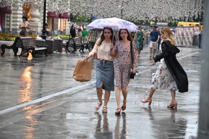 Москва.   Прохожие на Никольской улице под дождем.