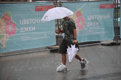 Москва.   Прохожие на Никольской улице под дождем.