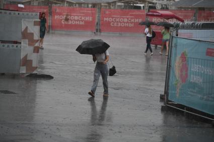 Москва.   Прохожие на Никольской улице под дождем.