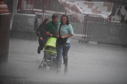 Москва.   Прохожие на Никольской улице под дождем.