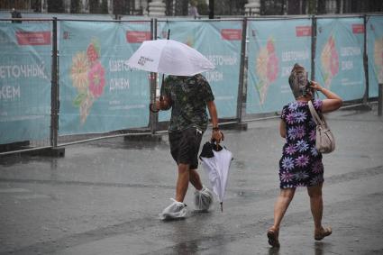 Москва.   Прохожие на Никольской улице под дождем.