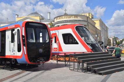 Москва.   На выставку `Станция Манеж`, которая состоится  в рамках Московского урбанистического форума, доставили самый современный вагон метро.