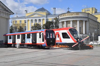 Москва.   На выставку `Станция Манеж`, которая состоится  в рамках Московского урбанистического форума, доставили самый современный вагон метро.