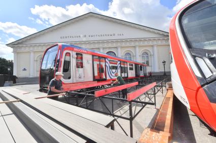 Москва. На выставку `Станция Манеж`, которая состоится в рамках Московского урбанистического форума, доставили самый современный вагон метро.