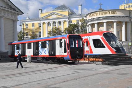 Москва.   На выставку `Станция Манеж`, которая состоится  в рамках Московского урбанистического форума, доставили самый современный вагон метро.