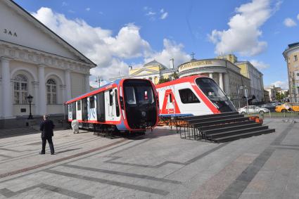 Москва. На выставку `Станция Манеж`, которая состоится в рамках Московского урбанистического форума, доставили самый современный вагон метро.