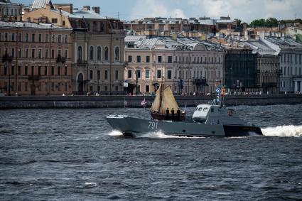 Санкт-Петербург. Десантный катер `Алексей Баринов` с ботиком Петра I во время репетиции Главного военно-морского парада в честь Дня Военно-морского флота России.