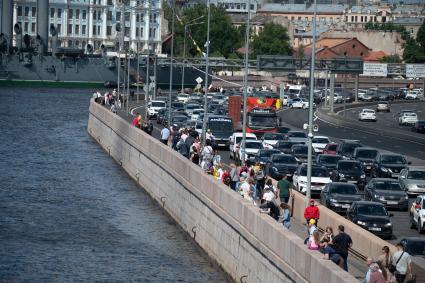 Санкт-Петербург. Люди наблюдают за репетицией парада ко Дню Военно-Морского флота в акватории Невы.