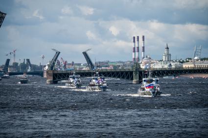 Санкт-Петербург. Противодиверсионные катера во время репетиции Главного военно-морского парада в честь Дня Военно-морского флота России.