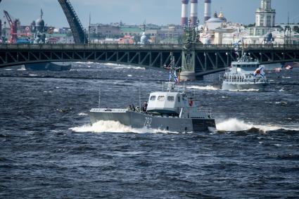 Санкт-Петербург. Десантный катер `Иван Пасько` (в центре) и противодиверсионный катер `Юнармеец Дагестана` (справа) во время репетиции Главного военно-морского парада в честь Дня Военно-морского флота России.