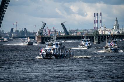 Санкт-Петербург. Противодиверсионные катера во время репетиции Главного военно-морского парада в честь Дня Военно-морского флота России.