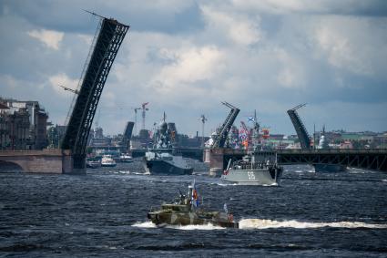 Санкт-Петербург. Базовый тральщик `Павел Хенов`515 во время репетиции Главного военно-морского парада в честь Дня Военно-морского флота России.