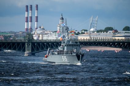 Санкт-Петербург. Базовый тральщик `Павел Хенов` во время репетиции Главного военно-морского парада в честь Дня Военно-морского флота России.