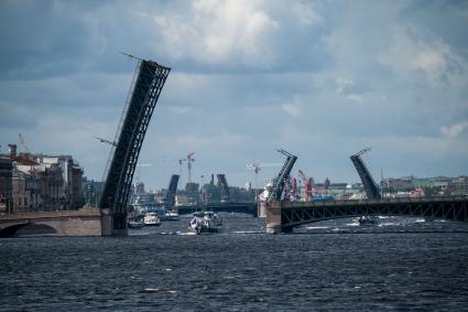 Санкт-Петербург. Противодиверсионный катер во время репетиции Главного военно-морского парада в честь Дня Военно-морского флота России.