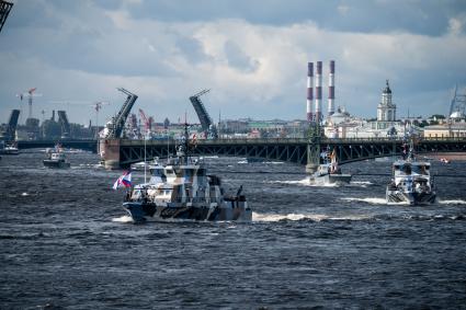 Санкт-Петербург. Противодиверсионный катер `Нахимовец` 689 во время репетиции Главного военно-морского парада в честь Дня Военно-морского флота России.