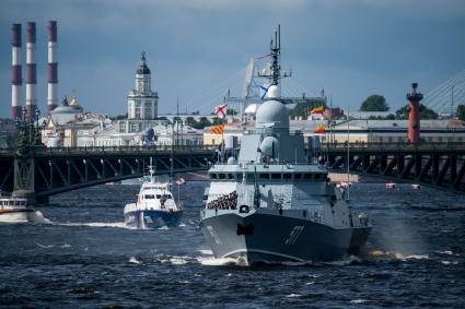 Санкт-Петербург. Базовый тральщик `Павел Хенов` во время репетиции Главного военно-морского парада в честь Дня Военно-морского флота России.