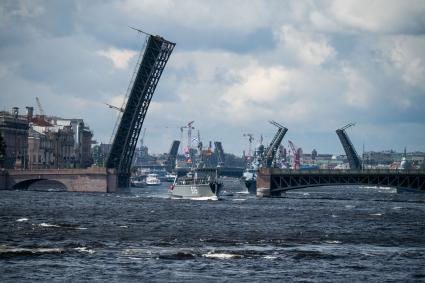 Санкт-Петербург. Базовый тральщик `Павел Хенов` во время репетиции Главного военно-морского парада в честь Дня Военно-морского флота России.