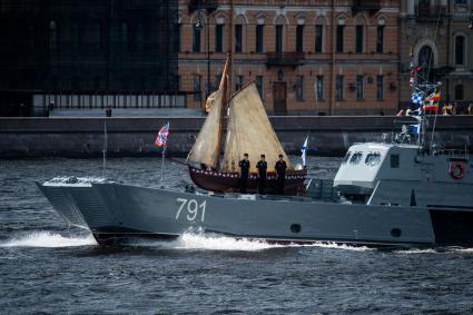 Санкт-Петербург. Десантный катер `Алексей Баринов` с ботиком Петра I во время репетиции Главного военно-морского парада в честь Дня Военно-морского флота России.