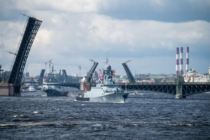 Санкт-Петербург. Во время репетиции Главного военно-морского парада в честь Дня Военно-морского флота России.